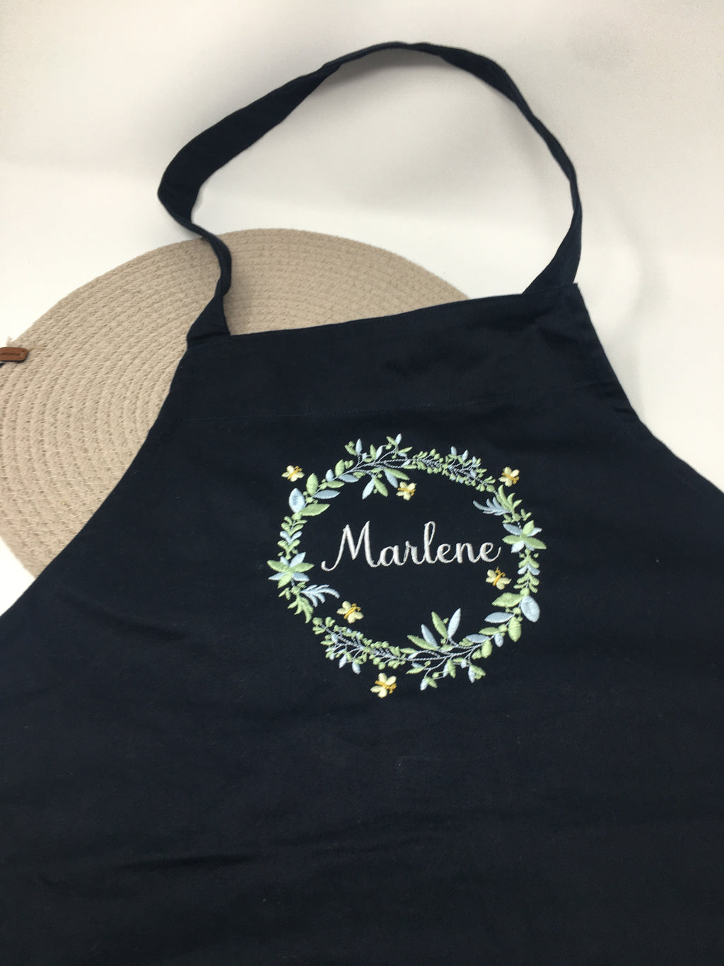 Personalisierte Schürze Blumen Kranz bestickt Küchenschürze Kochschürze Apron mit Namen Stickerei