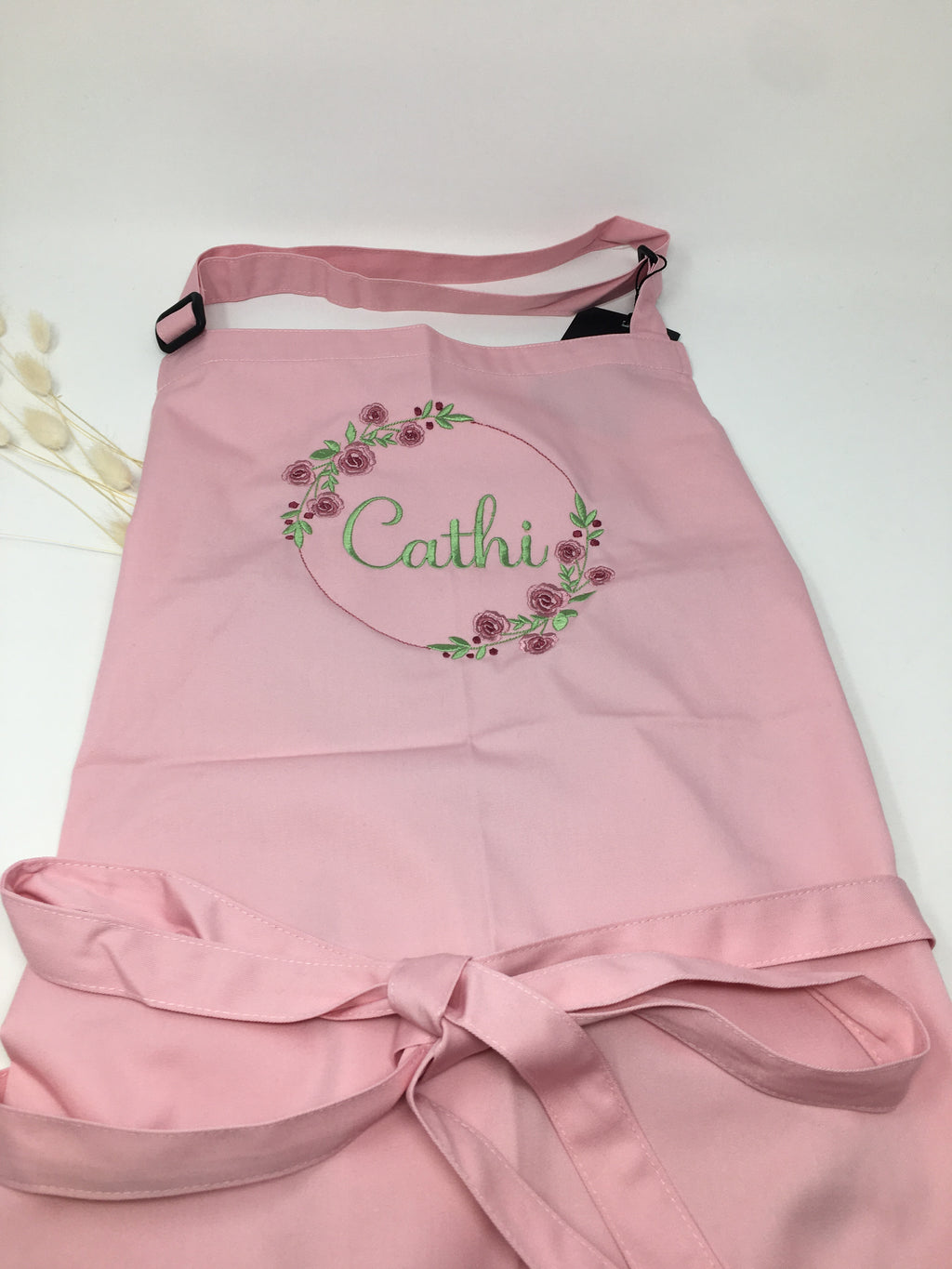 Personalisierte Schürze Rosen Röschen Kranz bestickt Küchenschürze Kochschürze Apron mit Namen Stickerei