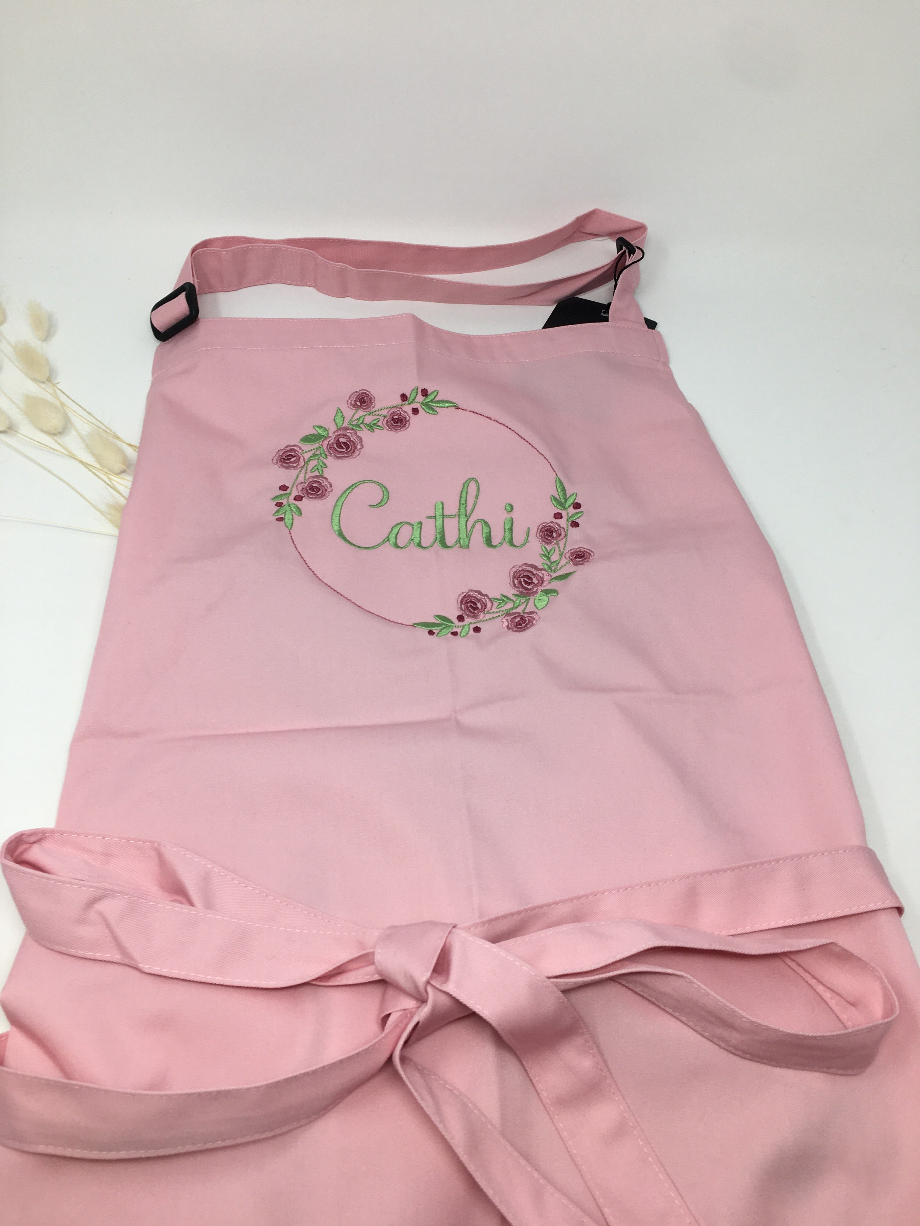 Personalisierte Schürze Rosen Röschen Kranz bestickt Küchenschürze Kochschürze Apron mit Namen Stickerei