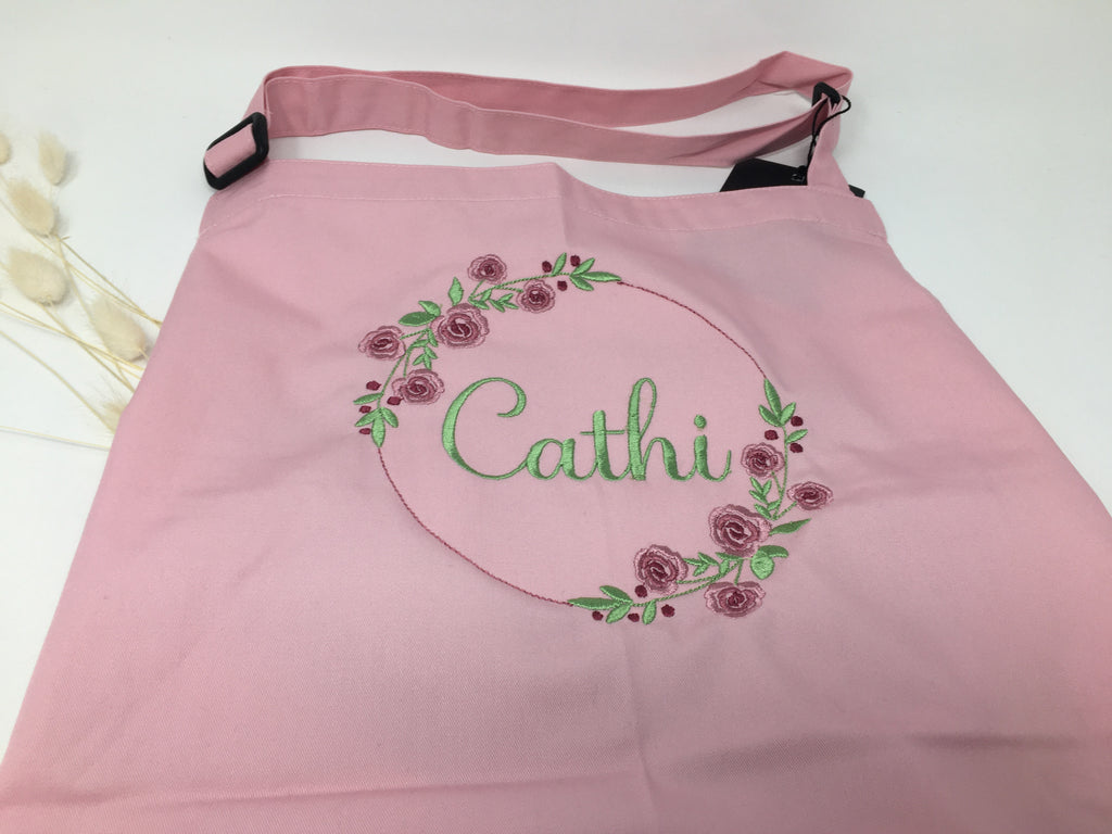 Personalisierte Schürze Rosen Röschen Kranz bestickt Küchenschürze Kochschürze Apron mit Namen Stickerei