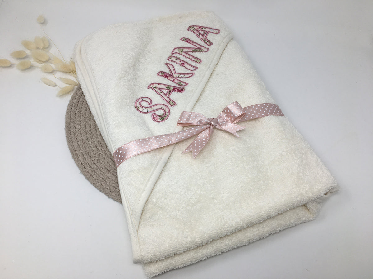 Baby Kapuzen Handtuch mit Applikationsbuchstaben & Namen – Bio-Baumwolle personalisiert