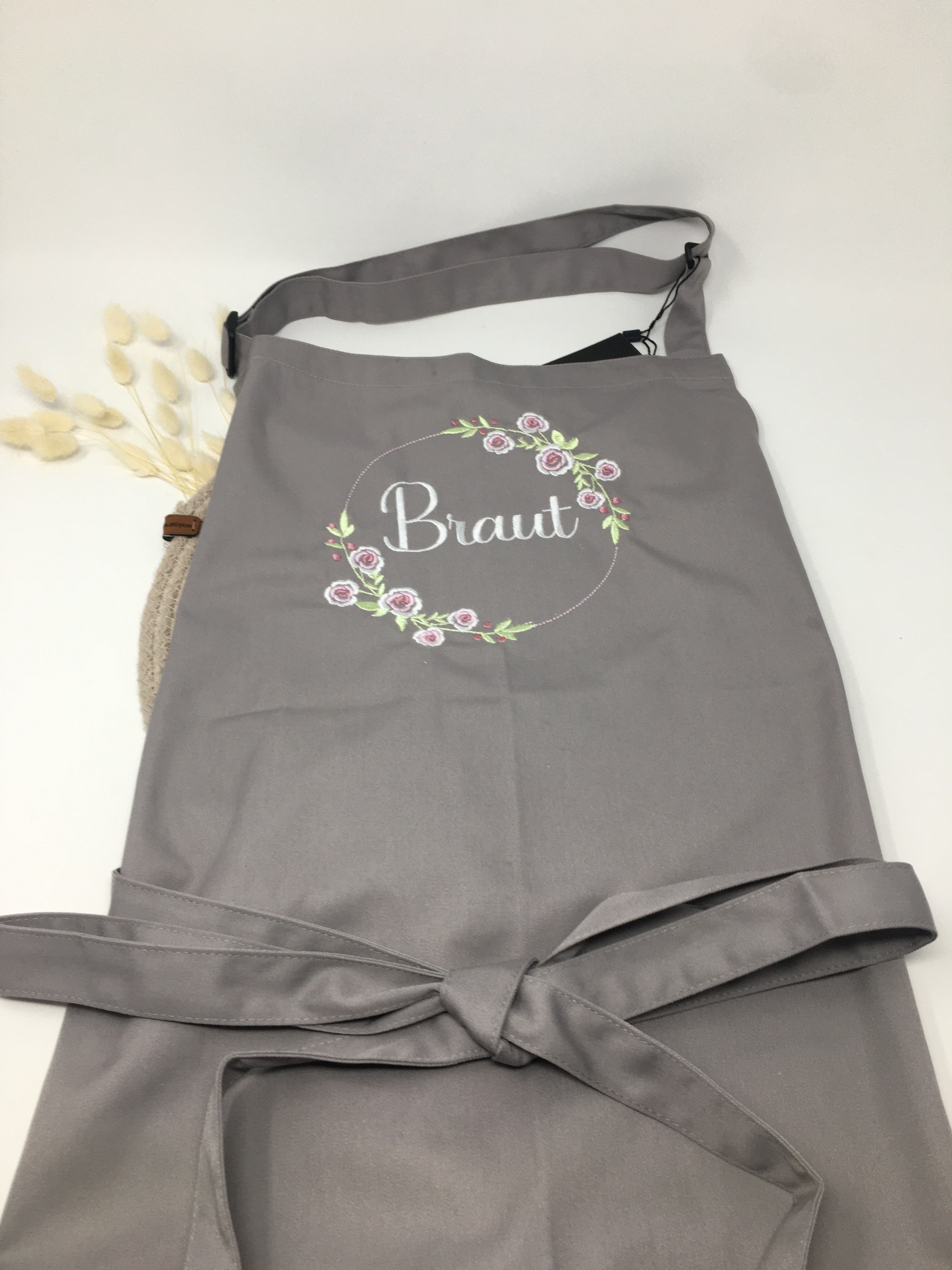 Personalisierte Schürze Rosen Röschen Kranz bestickt Küchenschürze Kochschürze Apron mit Namen Stickerei