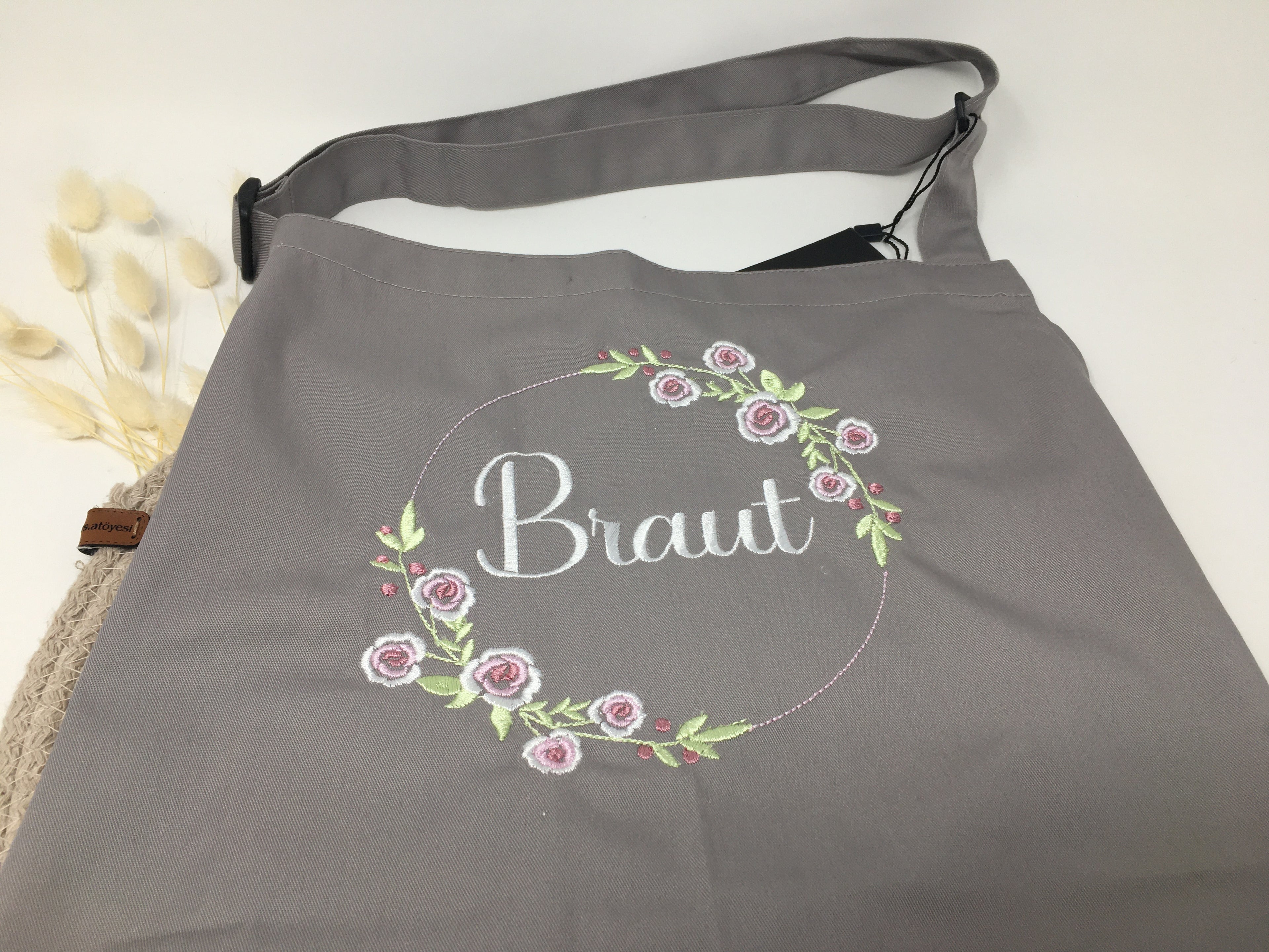 Personalisierte Schürze Rosen Röschen Kranz bestickt Küchenschürze Kochschürze Apron mit Namen Stickerei