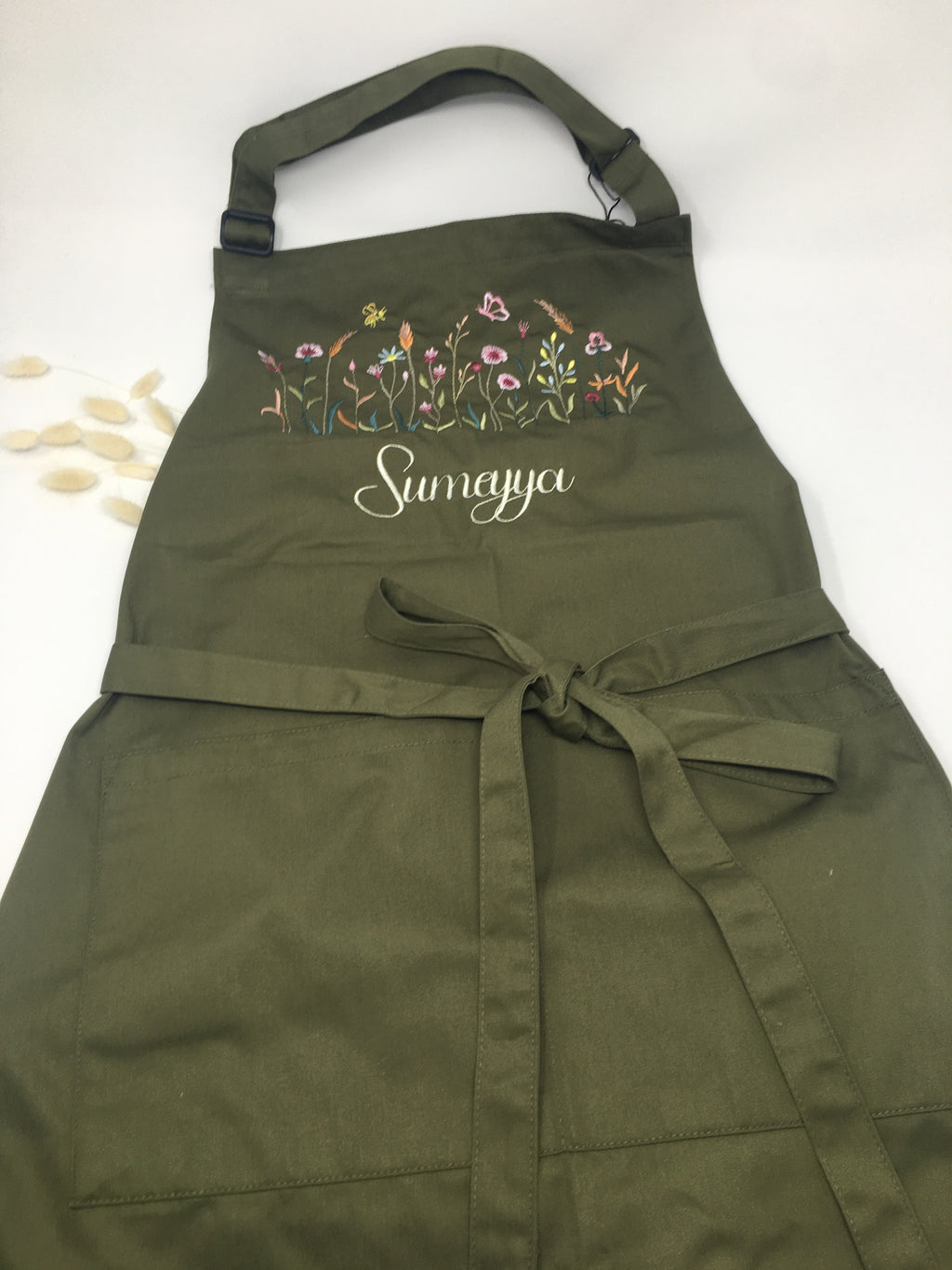 Personalisierte Schürze Blumenwiese Blumen bestickt Küchenschürze Kochschürze Apron mit Namen Stickerei