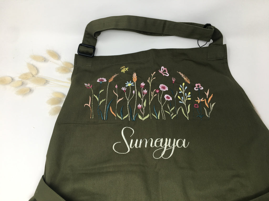 Personalisierte Schürze Blumenwiese Blumen bestickt Küchenschürze Kochschürze Apron mit Namen Stickerei
