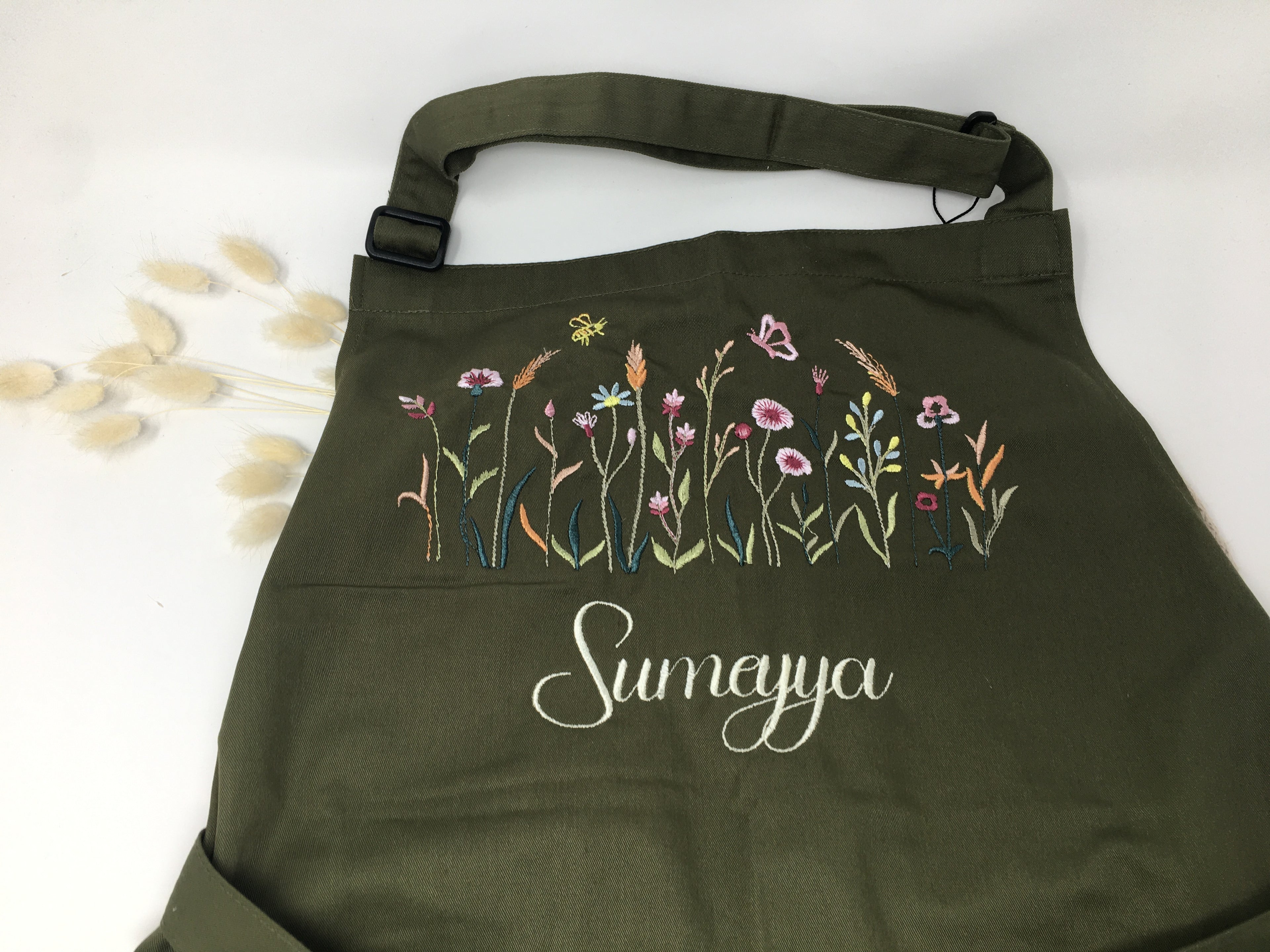 Personalisierte Schürze Blumenwiese Blumen bestickt Küchenschürze Kochschürze Apron mit Namen Stickerei