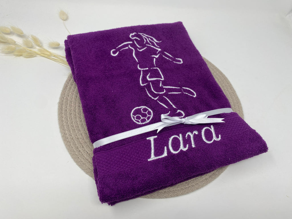 Fußball-Handtuch für Damen – personalisiert mit Namen & Stickmotiv | 100 % Baumwolle