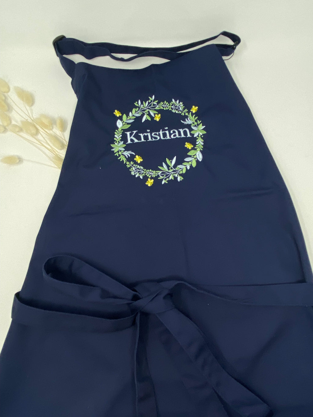 Personalisierte Schürze Blumen Kranz bestickt Küchenschürze Kochschürze Apron mit Namen Stickerei