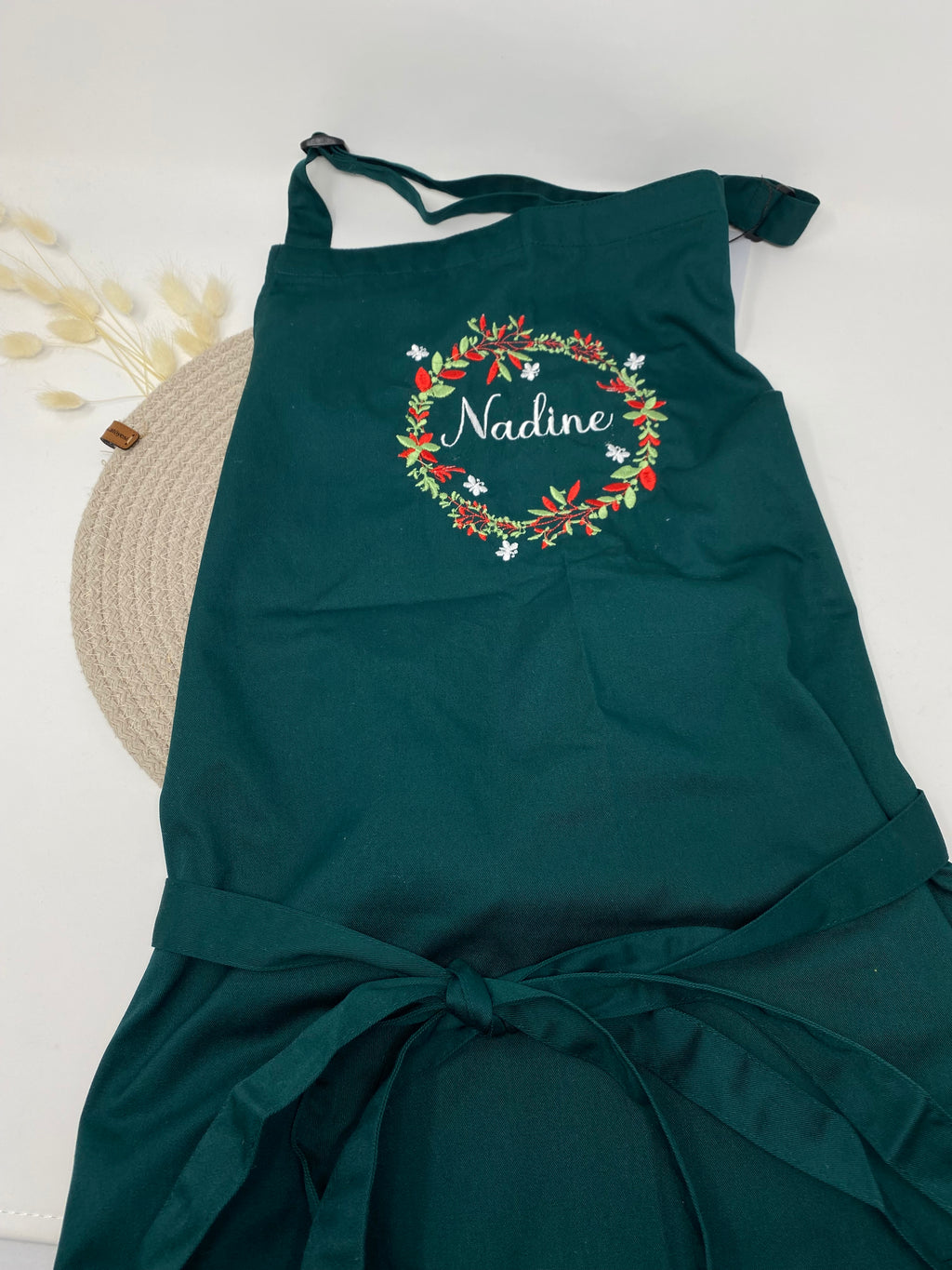 Personalisierte Schürze Blumen Kranz bestickt Küchenschürze Kochschürze Apron mit Namen Stickerei