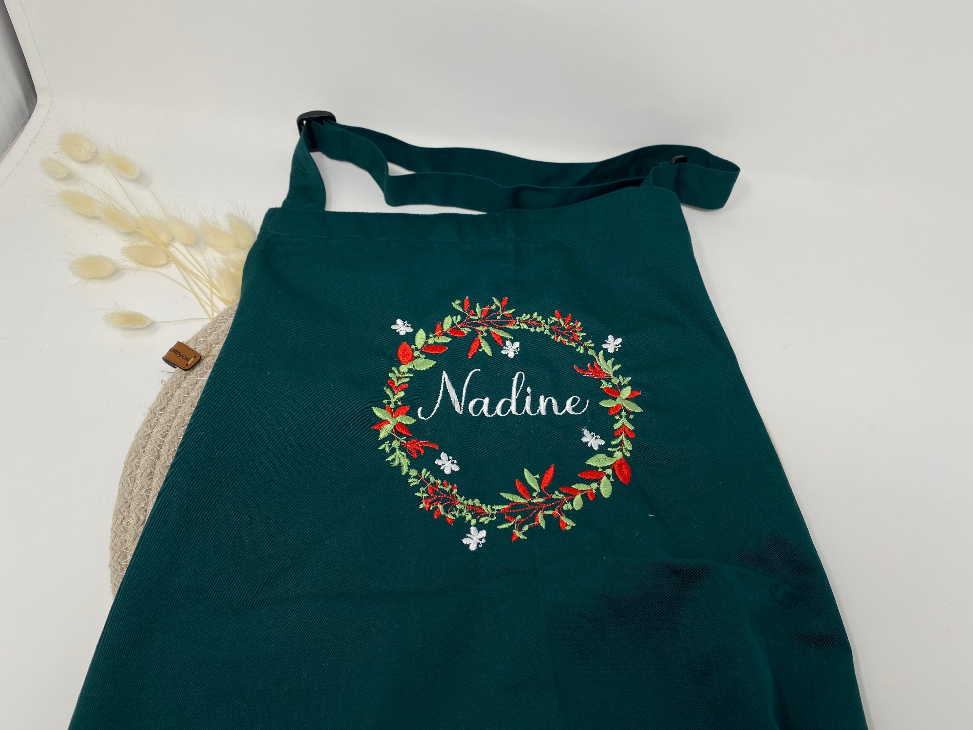 Personalisierte Schürze Blumen Kranz bestickt Küchenschürze Kochschürze Apron mit Namen Stickerei