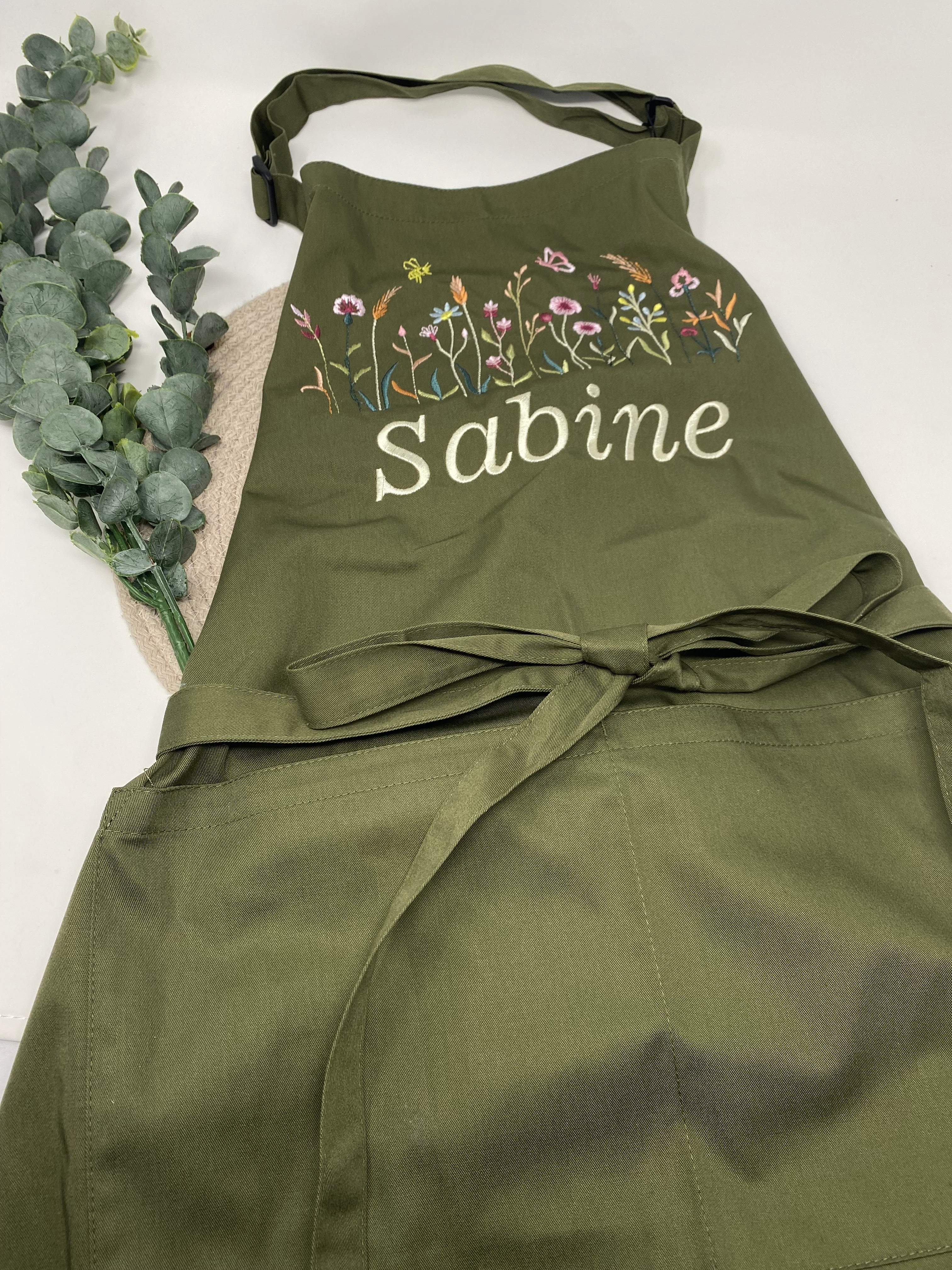 Personalisierte Schürze Blumenwiese Blumen bestickt Küchenschürze Kochschürze Apron mit Namen Stickerei