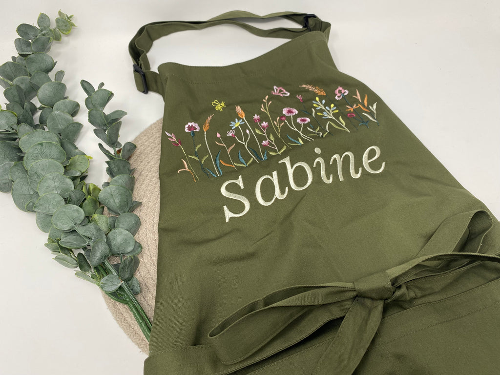 Personalisierte Schürze Blumenwiese Blumen bestickt Küchenschürze Kochschürze Apron mit Namen Stickerei