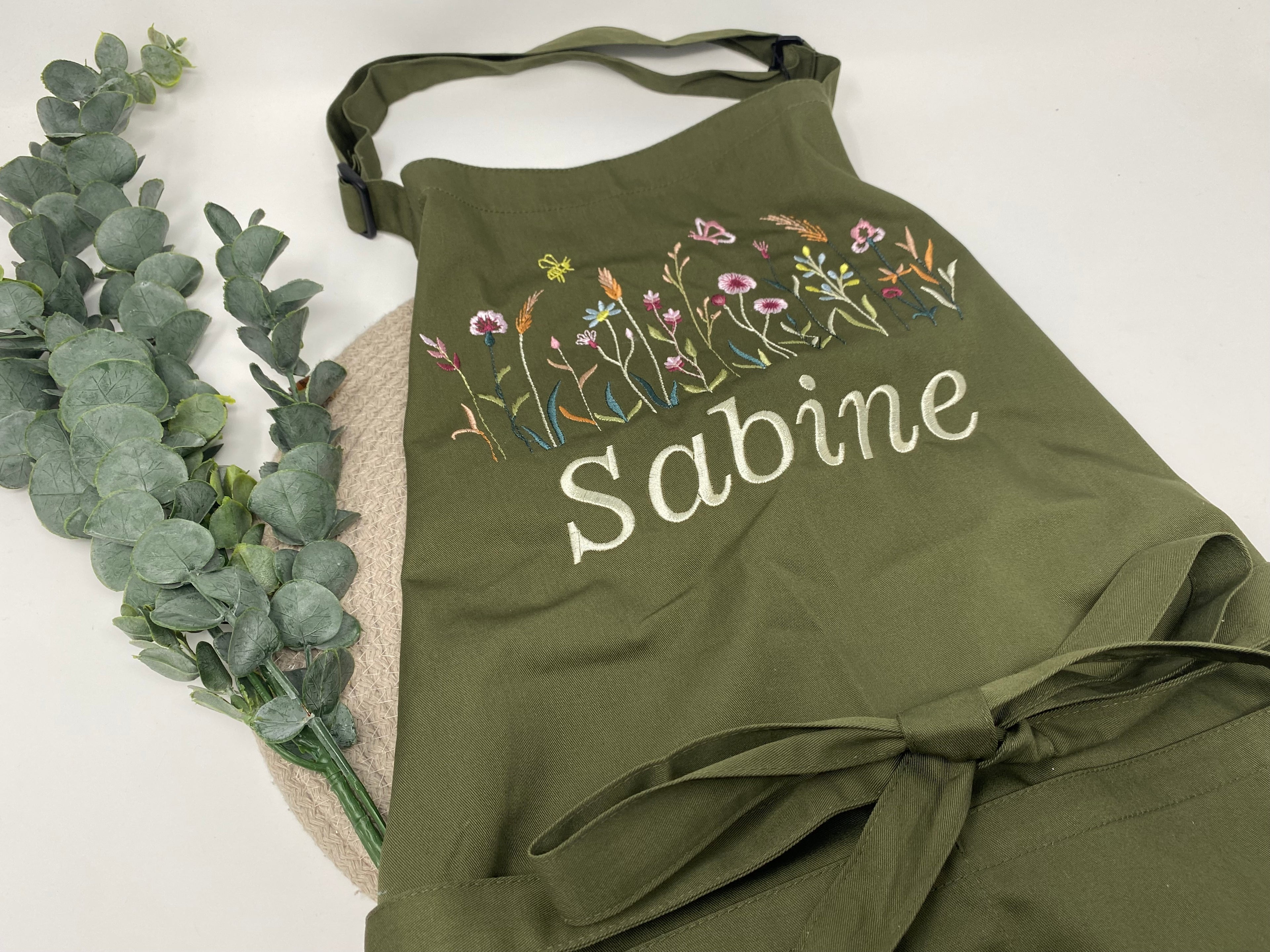Personalisierte Schürze Blumenwiese Blumen bestickt Küchenschürze Kochschürze Apron mit Namen Stickerei