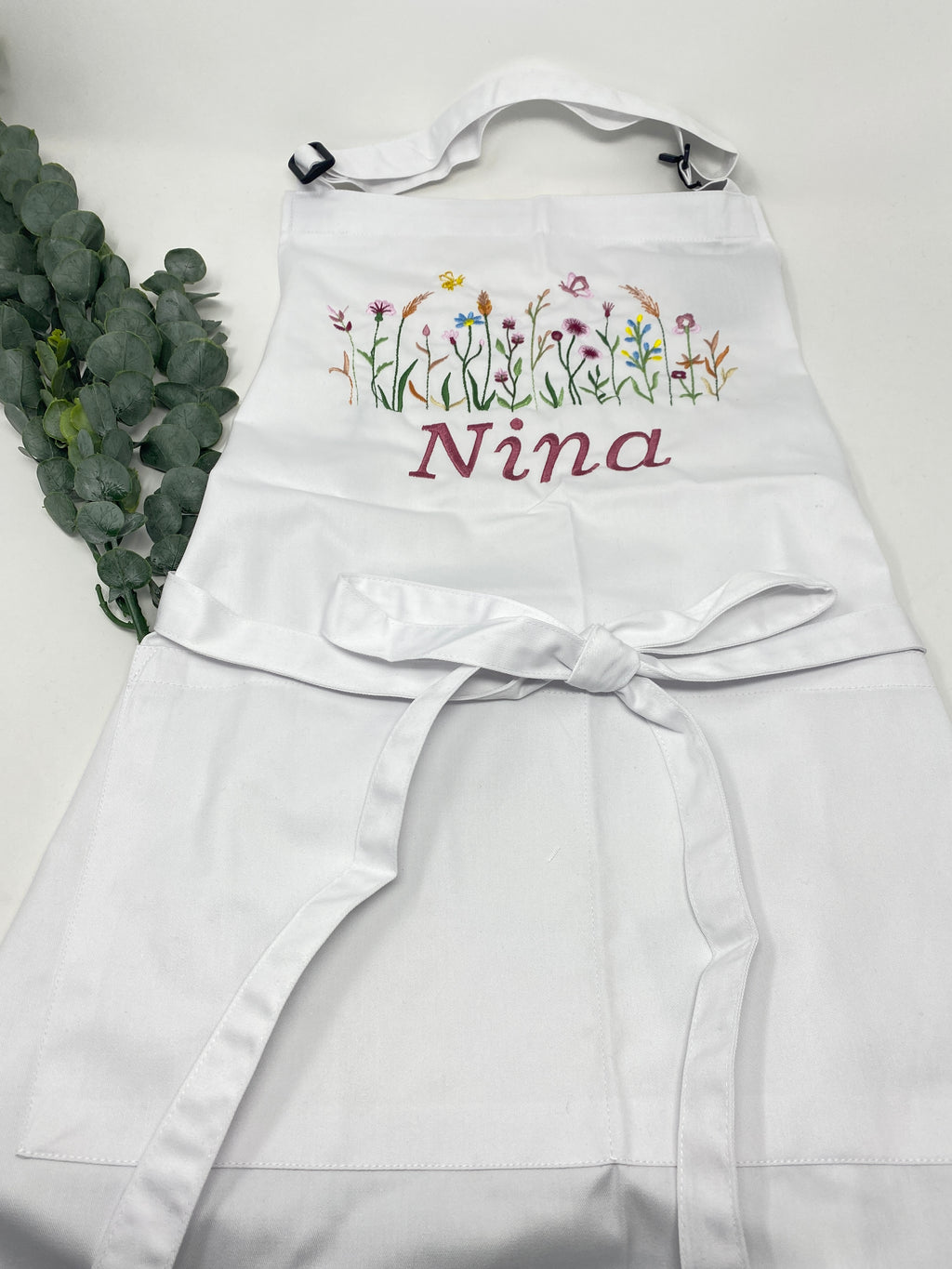Personalisierte Schürze Blumenwiese Blumen bestickt Küchenschürze Kochschürze Apron mit Namen Stickerei