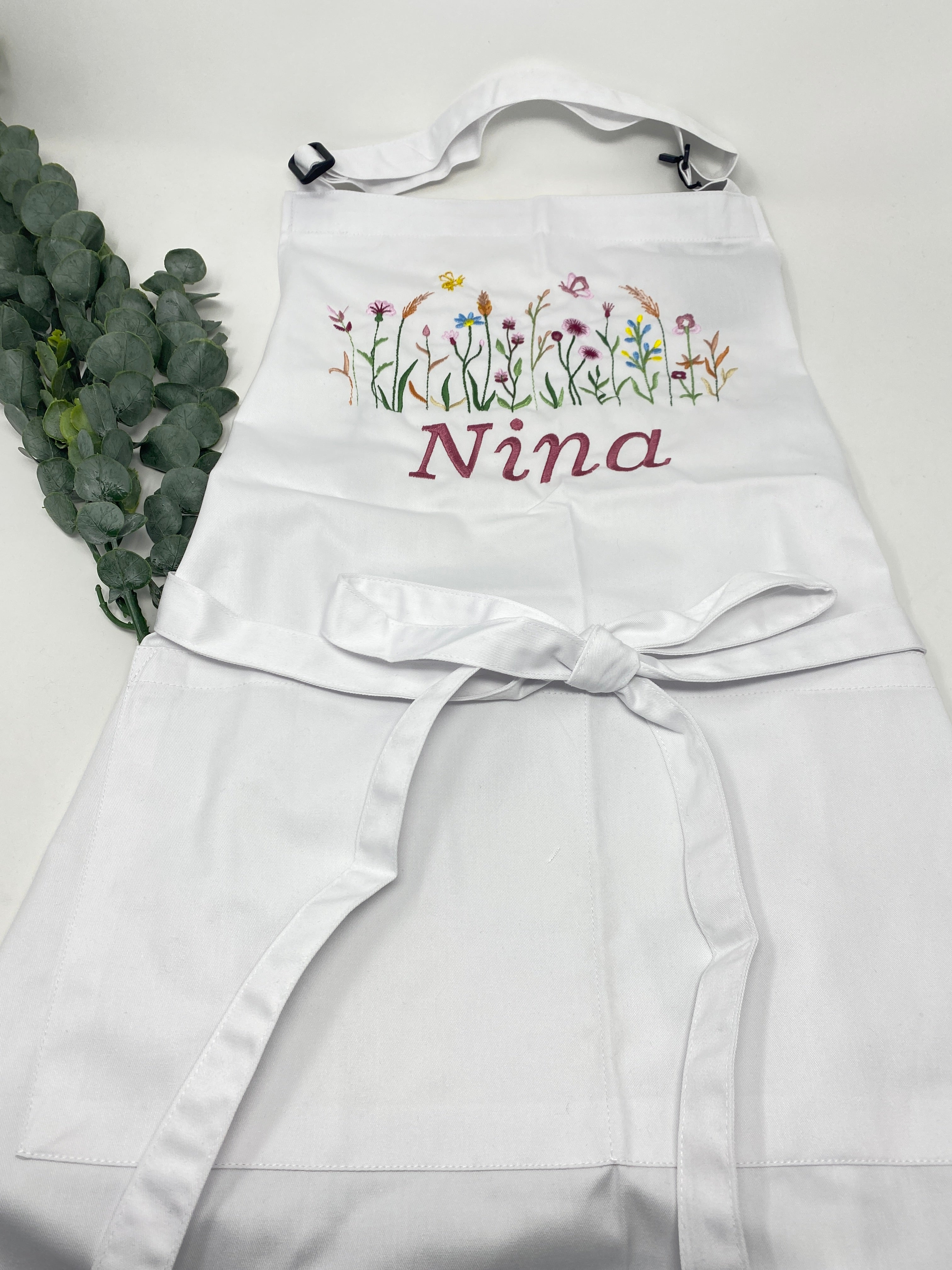 Personalisierte Schürze Blumenwiese Blumen bestickt Küchenschürze Kochschürze Apron mit Namen Stickerei