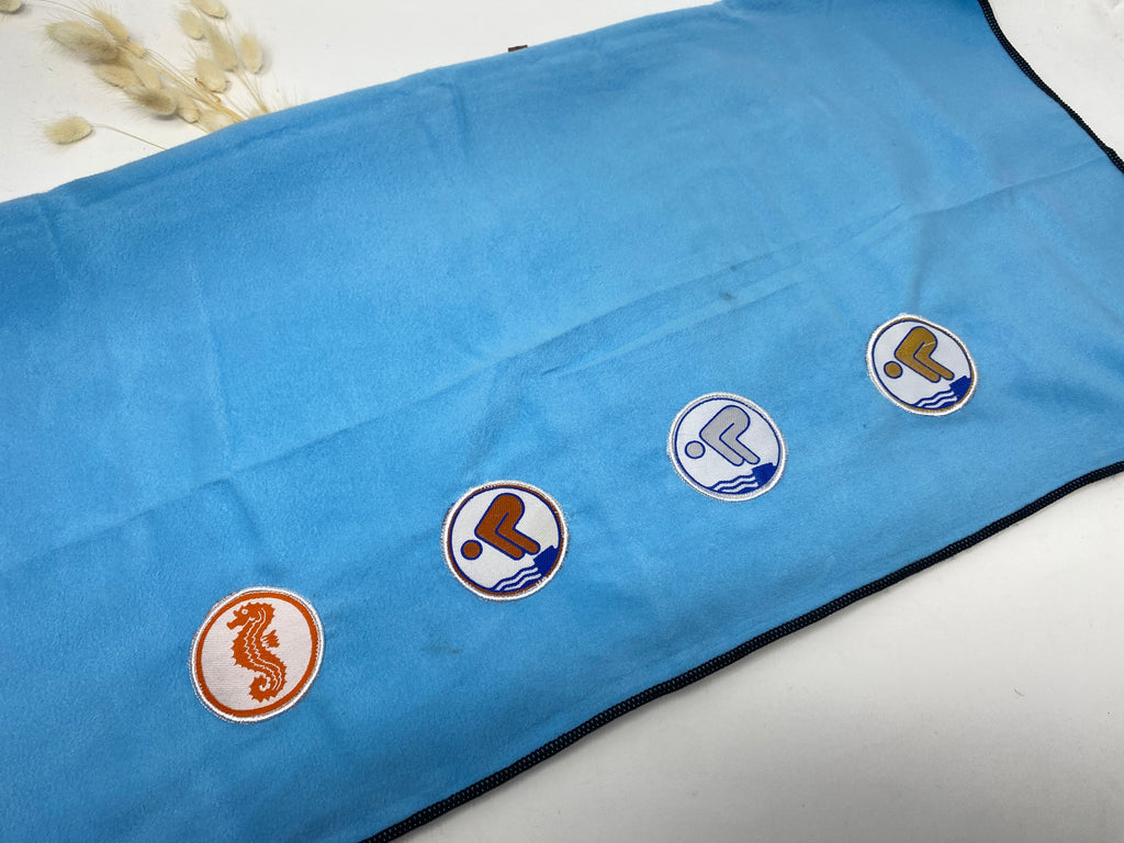 Personalisiertes Mikrofaser-Schwimmhandtuch mit Schwimmabzeichen und gesticktem Wunschnamen
