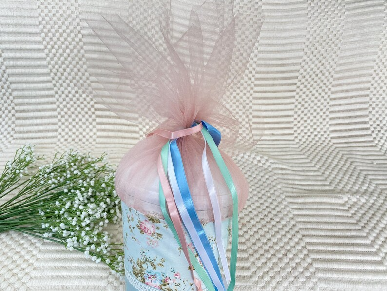 Schultüte mit buntem Kolibri und personalisierter Stickerei mit Blumen und Tüll