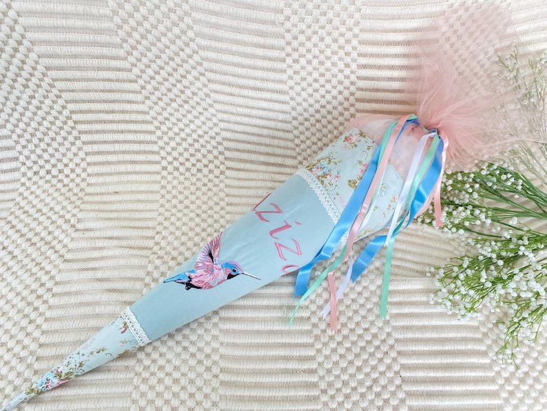 Schultüte mit buntem Kolibri und personalisierter Stickerei vollständig zu sehen