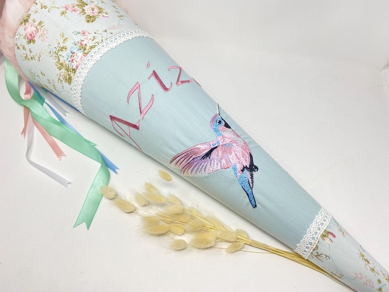 Schultüte mit buntem Kolibri und personalisierter Stickerei mit buntem Tüll