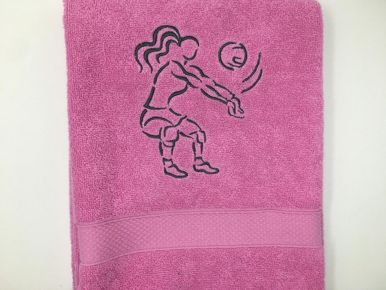 Detailansicht Stickerei Volleyball-Motiv mit personalisiertem Namen – hochwertiges Frottierhandtuch 500 g/m²