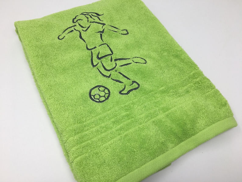 Fußball-Handtuch für Damen – personalisiert mit Namen & Stickmotiv | 100 % Baumwolle