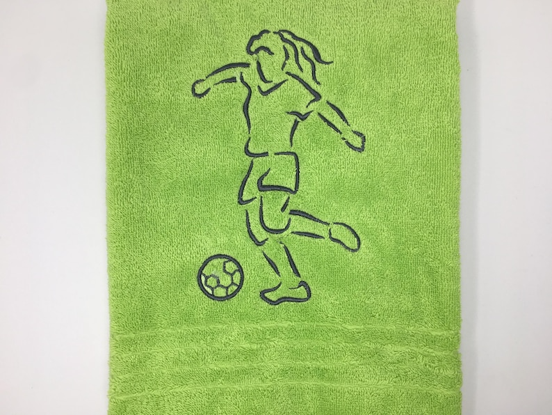 Fußball-Handtuch für Damen – personalisiert mit Namen & Stickmotiv | 100 % Baumwolle