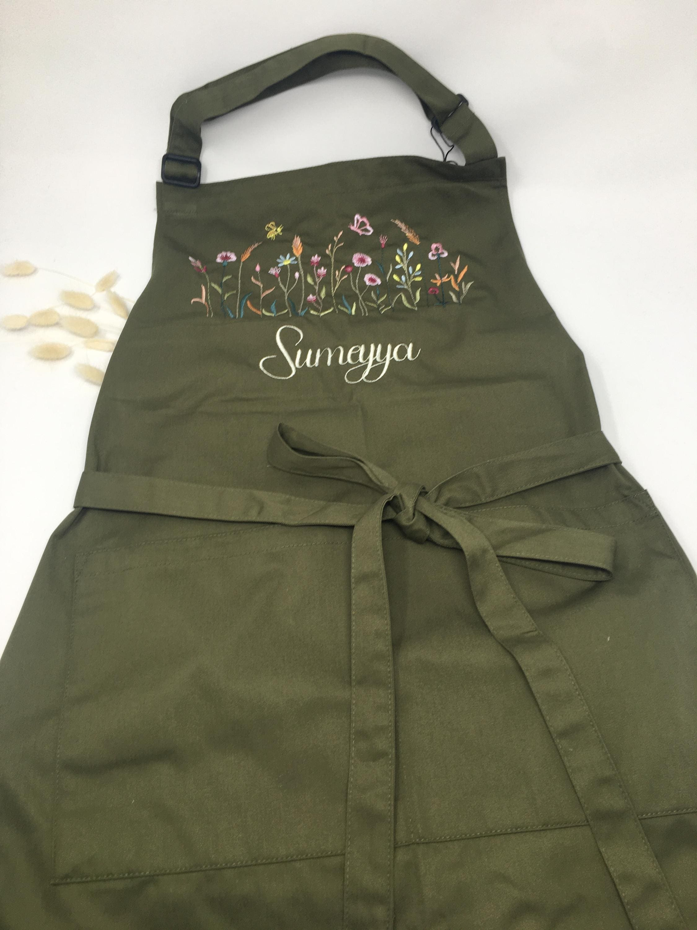 Personalisierte Schürze Taschen Blumenwiese bestickt Backschürze Kochschürze Küchenschürze Muttertag Geburtstag Einweihung Namen Stickerei