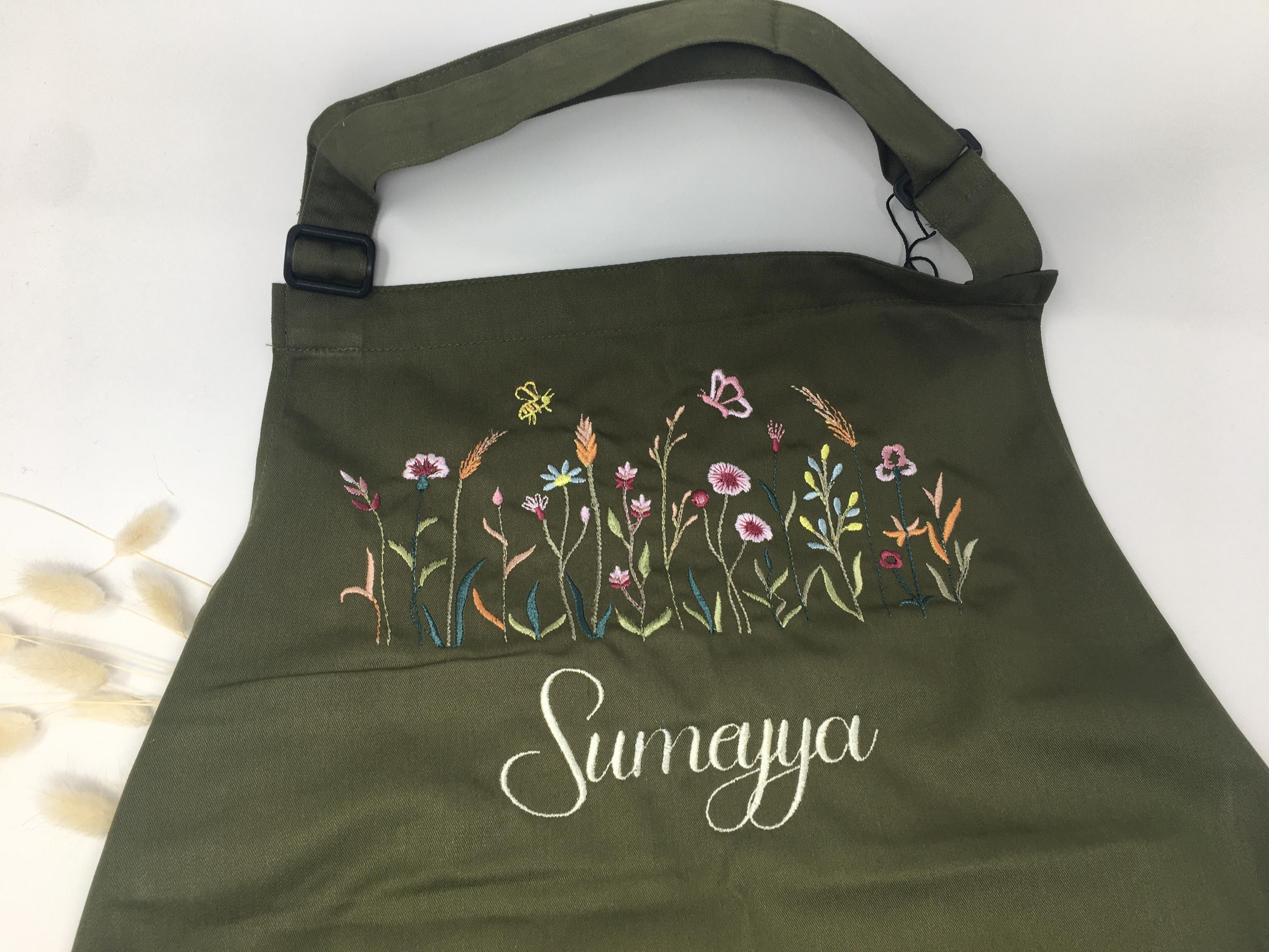 Personalisierte Schürze Taschen Blumenwiese bestickt Backschürze Kochschürze Küchenschürze Muttertag Geburtstag Einweihung Namen Stickerei