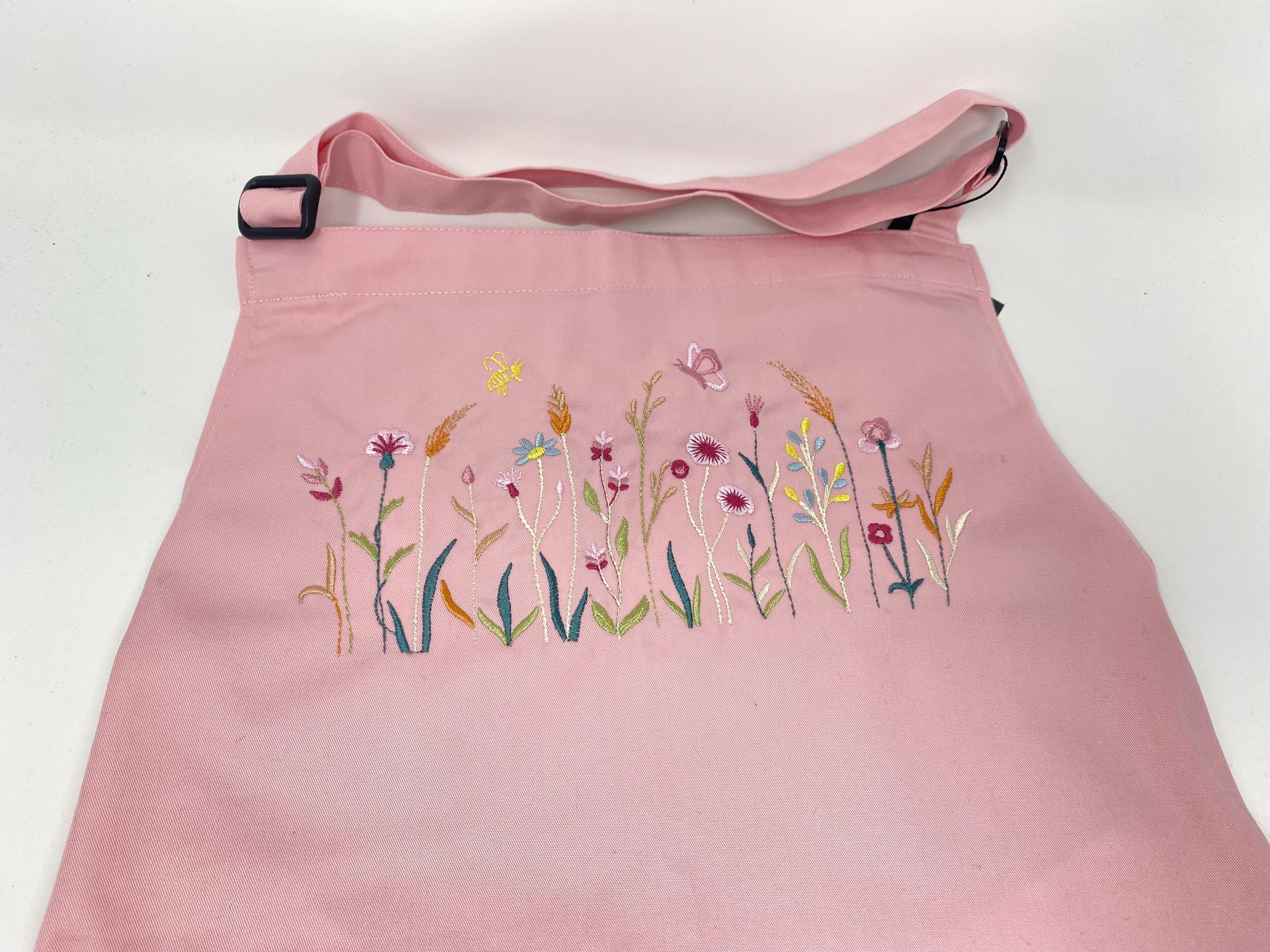 Personalisierte Schürze Taschen Blumenwiese bestickt Backschürze Kochschürze Küchenschürze Muttertag Geburtstag Einweihung Namen Stickerei