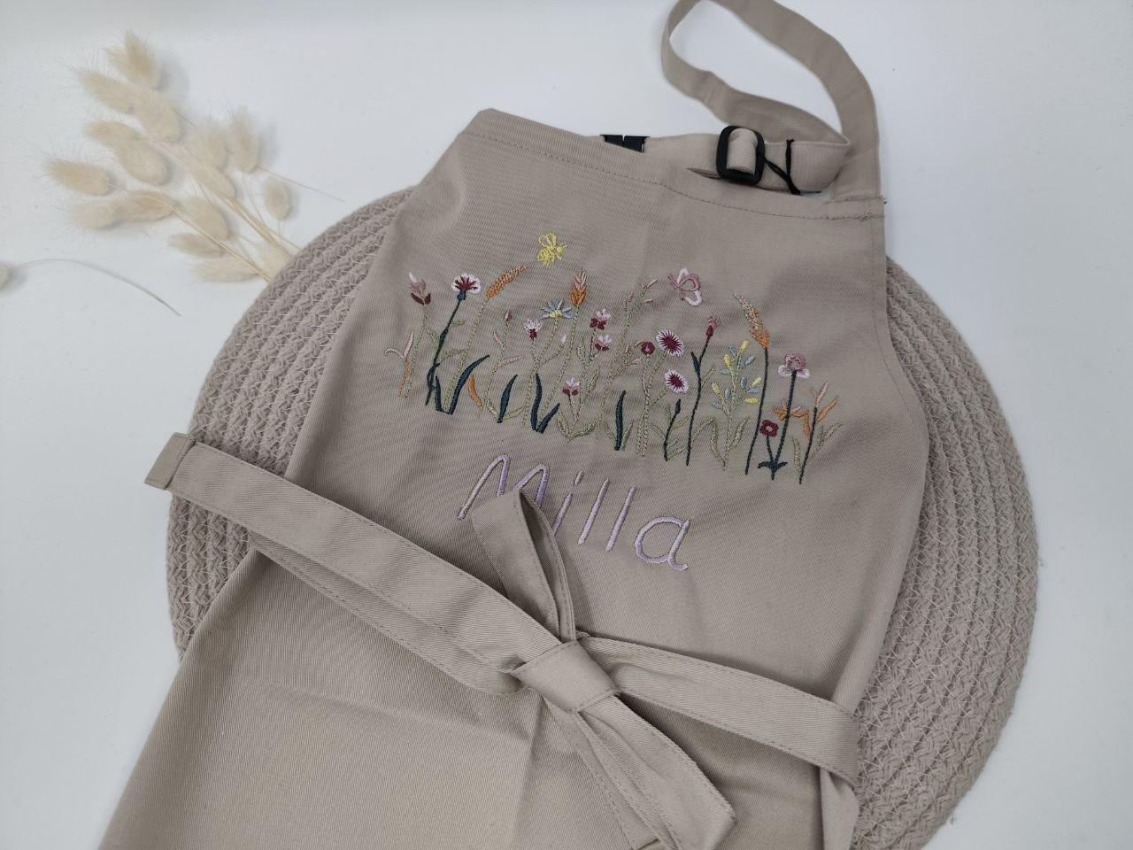 Personalisierte Schürze Taschen Blumenwiese bestickt Backschürze Kochschürze Küchenschürze Muttertag Geburtstag Einweihung Namen Stickerei