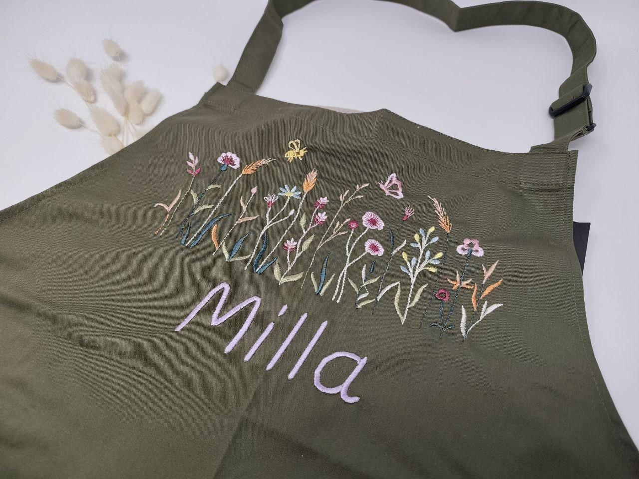 Personalisierte Schürze Taschen Blumenwiese bestickt Backschürze Kochschürze Küchenschürze Muttertag Geburtstag Einweihung Namen Stickerei