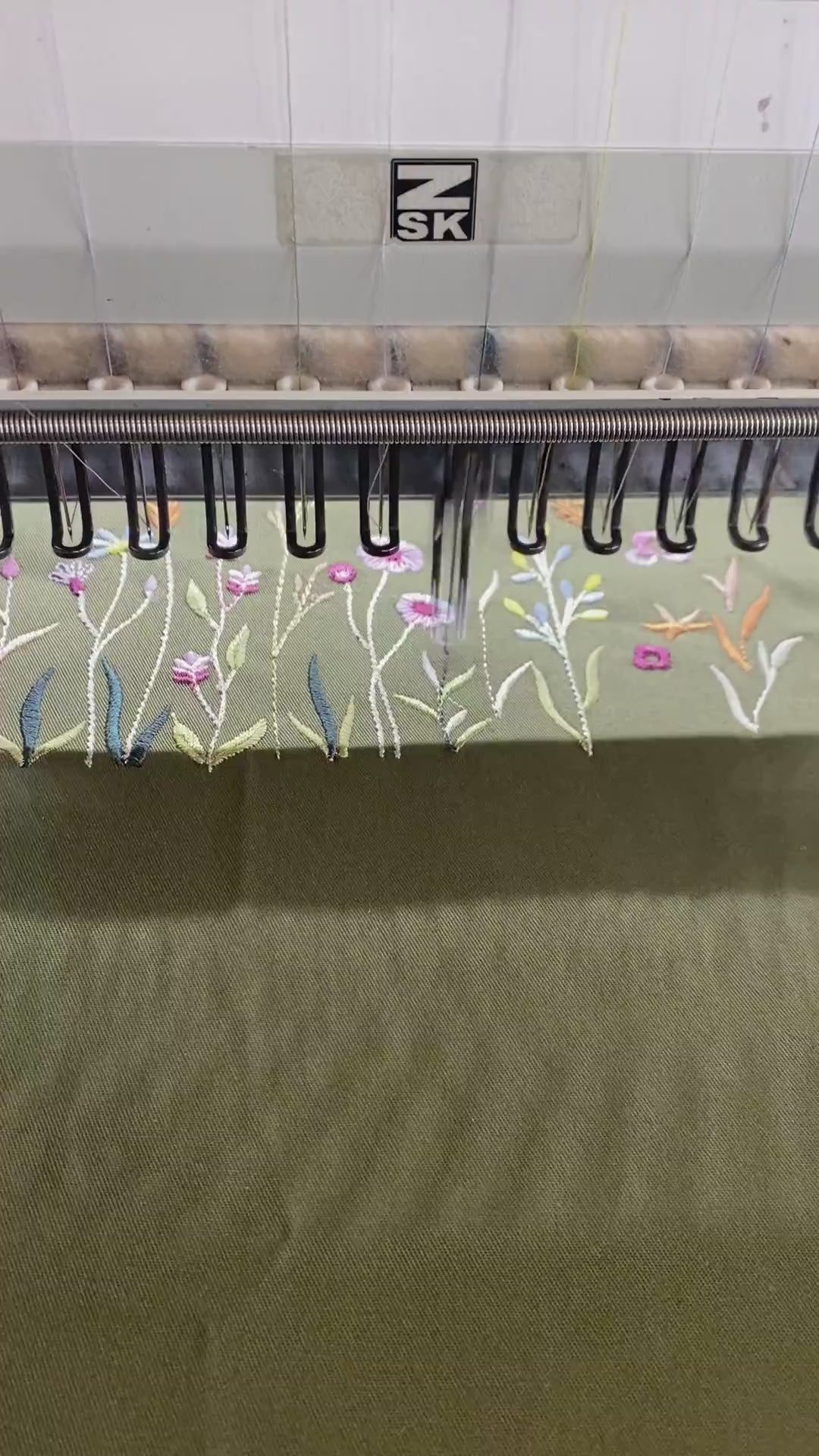 Personalisierte Schürze Taschen Blumenwiese bestickt Backschürze Kochschürze Küchenschürze Muttertag Geburtstag Einweihung Namen Stickerei