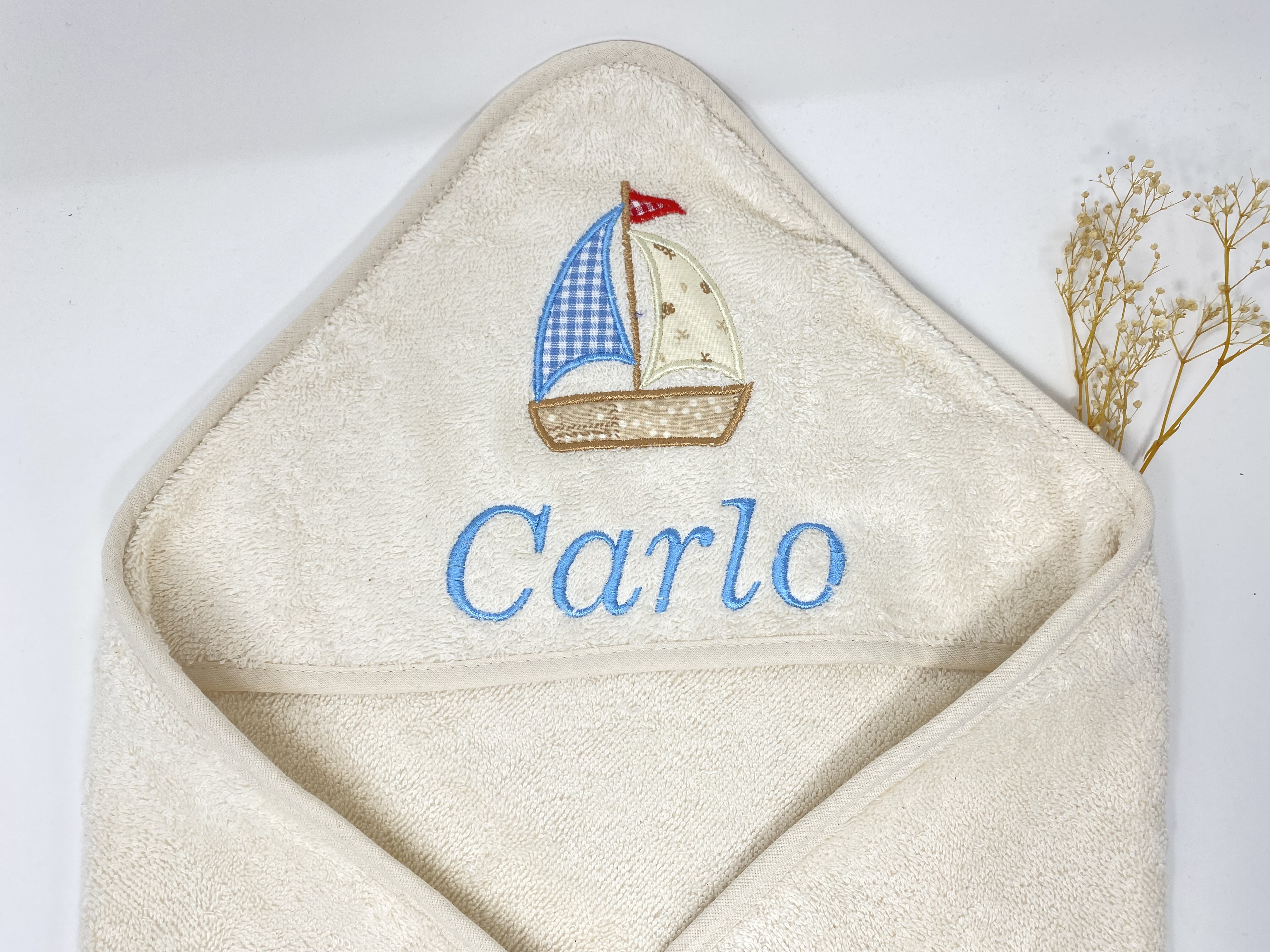 BIO Baumwolle Baby Kapuzentuch Segelboot Maritim Stickerei Personalisiert Leela Cotton  