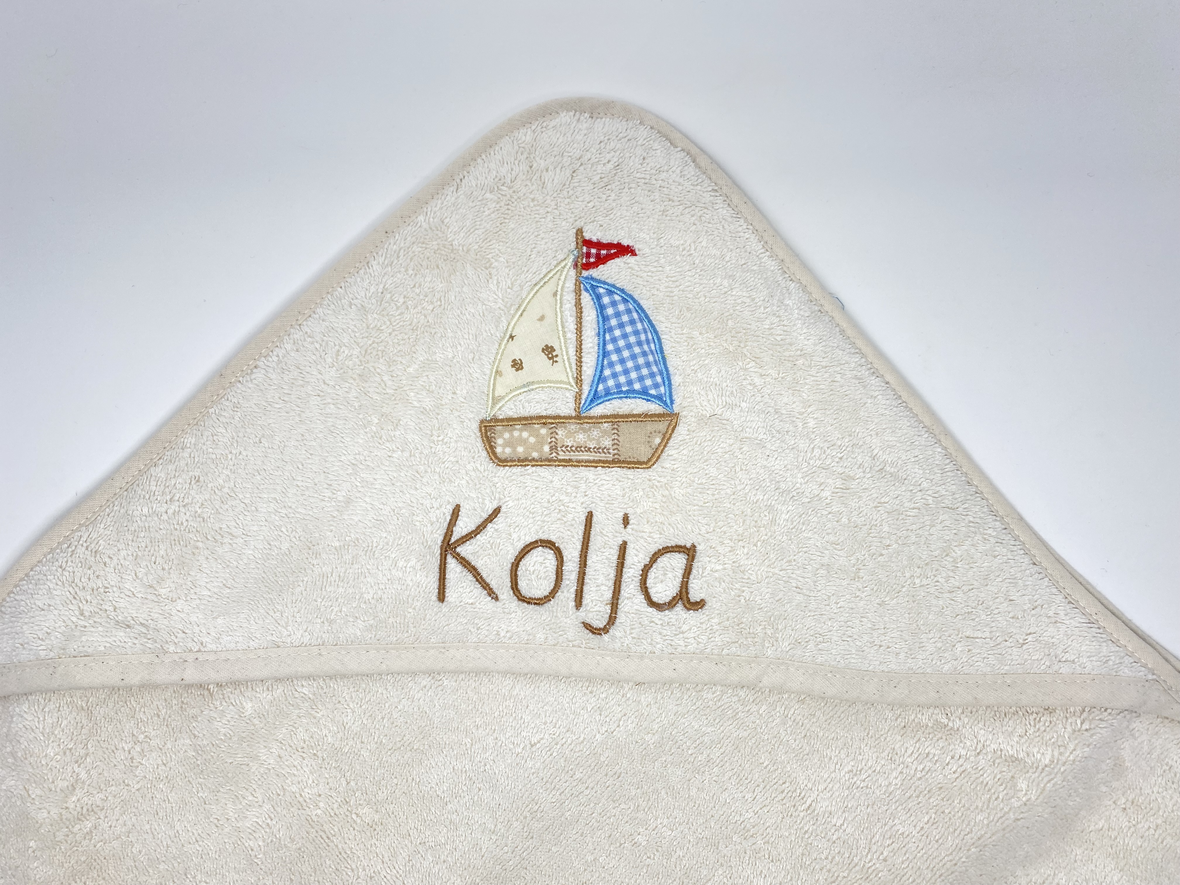 BIO Baumwolle Baby Kapuzentuch Segelboot Maritim Stickerei Personalisiert Leela Cotton  