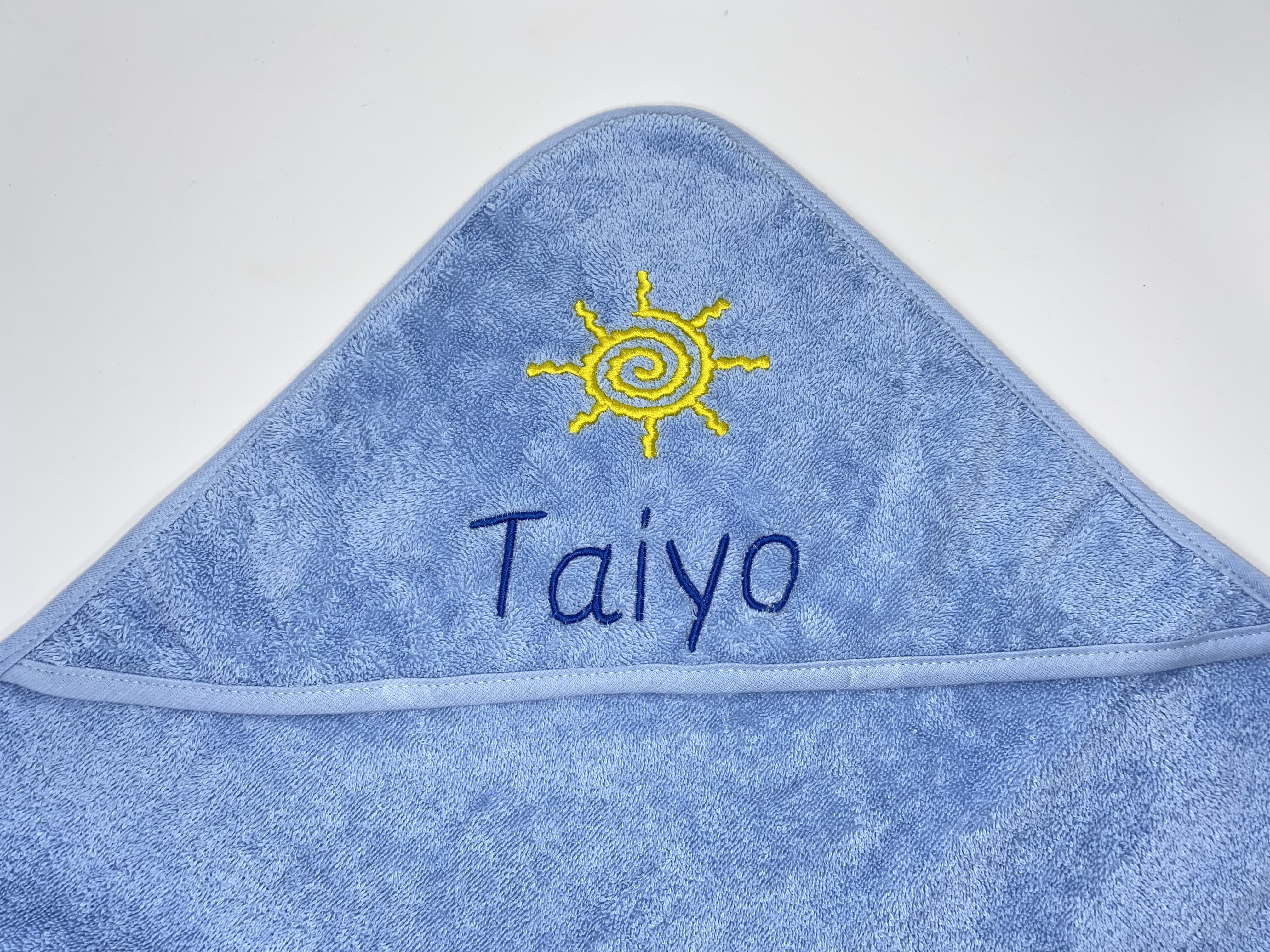 BIO Baumwolle Baby Kapuzentuch Sonnenstrahlen Sonne Stickerei Personalisiert Leela Cotton  