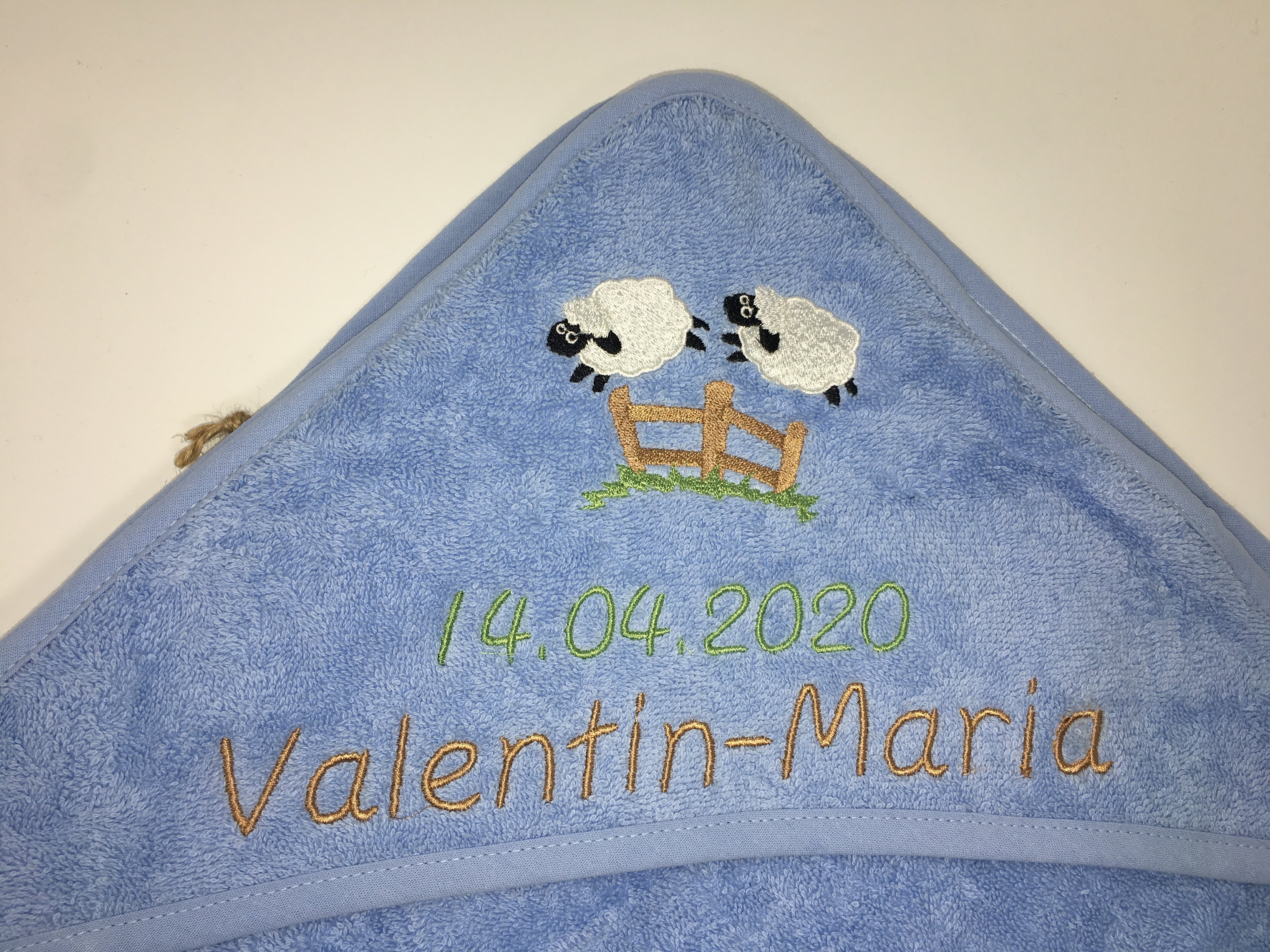 BIO Baumwolle Baby Kapuzentuch Schäfchen Stickerei Personalisiert Leela Cotton 
