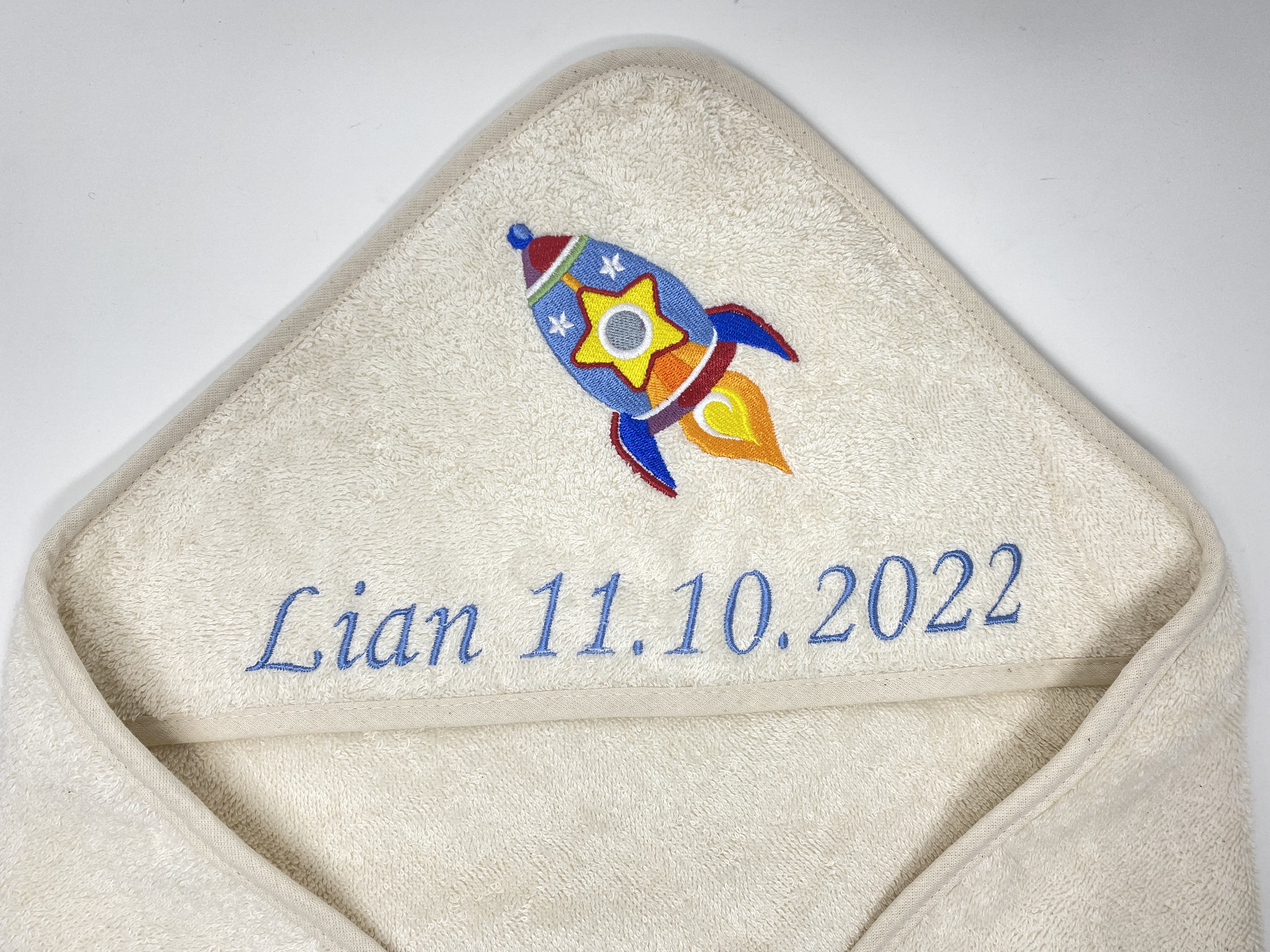 BIO Baumwolle Baby Kapuzentuch Weltraum Rakete Stickerei Personalisiert Leela Cotton